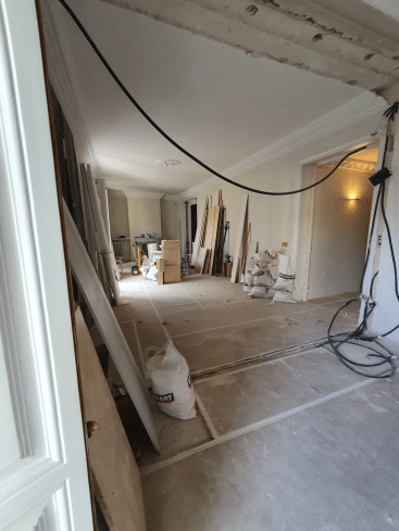 Imagen del proceso de reforma interior realizado por MAM Experience Building, mostrando un espacio en renovación con materiales de construcción y herramientas en el área de trabajo.